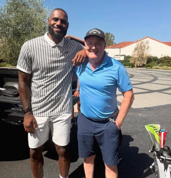 钱盈配 摩根晒与詹姆斯合影：见到最伟大的篮球运动员之一是我的荣幸