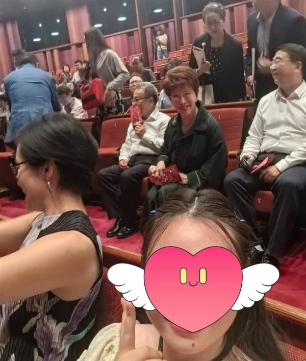 同花易配 女子国家大剧院看京剧发现后排坐着洪秀柱，对方爽快配合自拍还称“你的笑容就是最好的美颜”