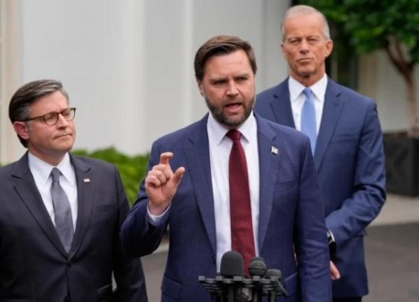 靠谱配 万斯炮轰民主党：你不能用枪指着美国人民的脑袋，威胁关掉政府