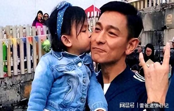 荆叶优配 钱赚够了不装了？和朱丽蒨恩爱17年的刘德华，今女儿态度显示答案